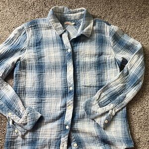 Faherty women’s size S organic cotton button down blue flannel